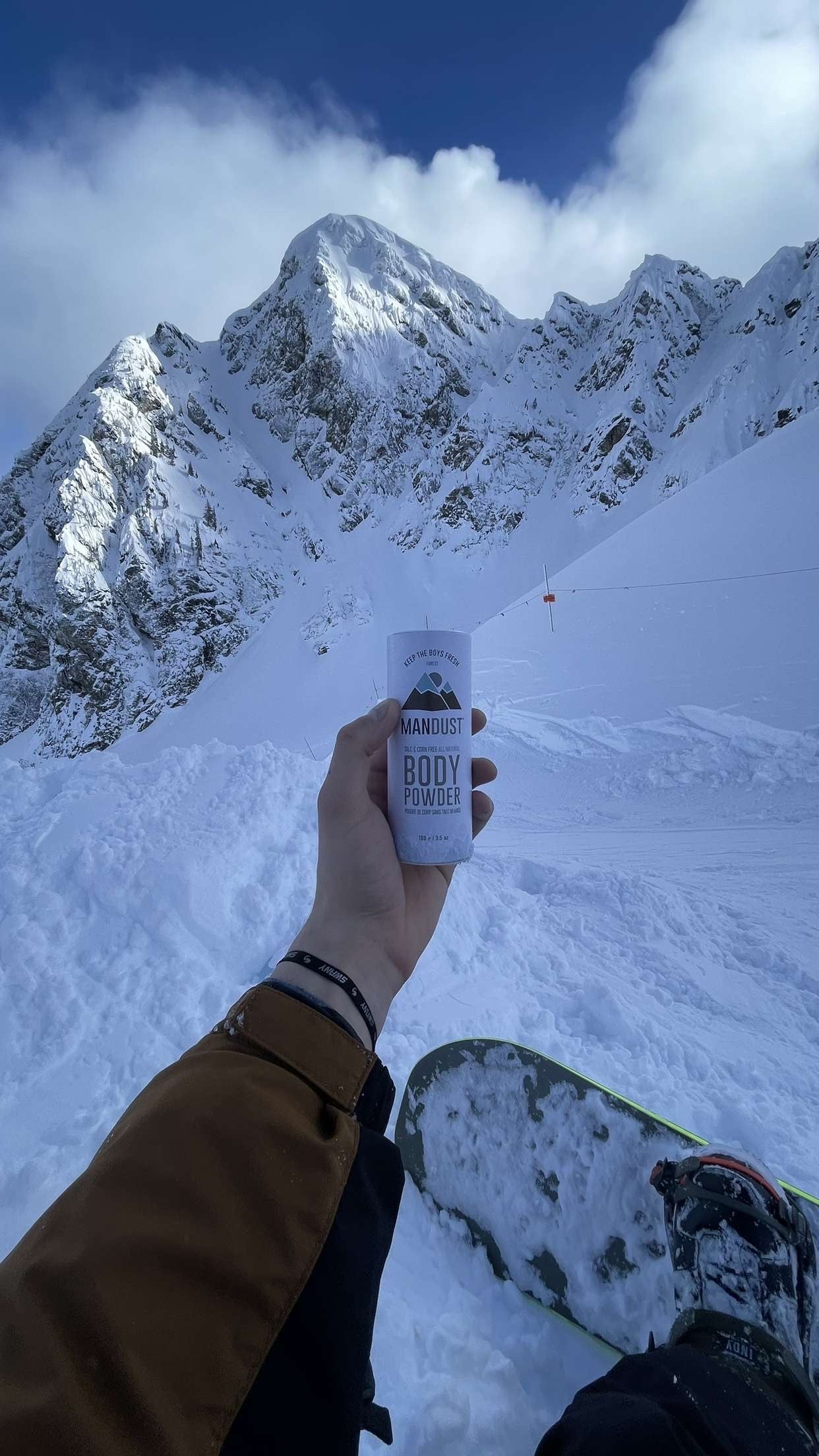 Athlete applying MANDUST talc-free body powder before winter sports activity
